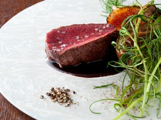 季節の食材を使い、その持ち味を丁寧に引き出します