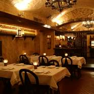 間接照明の効いた優雅な雰囲気で頂くロシア料理。お誘い頂いた方もきっと喜んで頂けるでしょう。この料理なんだろうねなんて会話を弾ませながら、過ごすお食事の時間もいいのではないでしょうか。