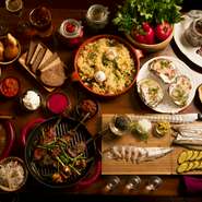 ロシア料理の楽しさは、ザクスカ（前菜）に始まり、メイン料理まで目白押しです。ロースト、グリル、串焼き、煮込みと調理方法に加え、食材も様々。年間を通じて、定番料理から季節の料理まで、多彩さが魅力です。