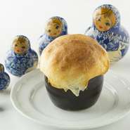 香ばしい焼き立てパンをかぶせた、マッシュルームとホワイトアスパラガスのつぼ焼きクリーム煮です。