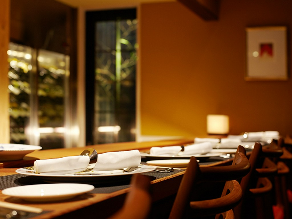 絶品の料理が仕上がる工程を、ライブで楽しめるという贅沢に浸る