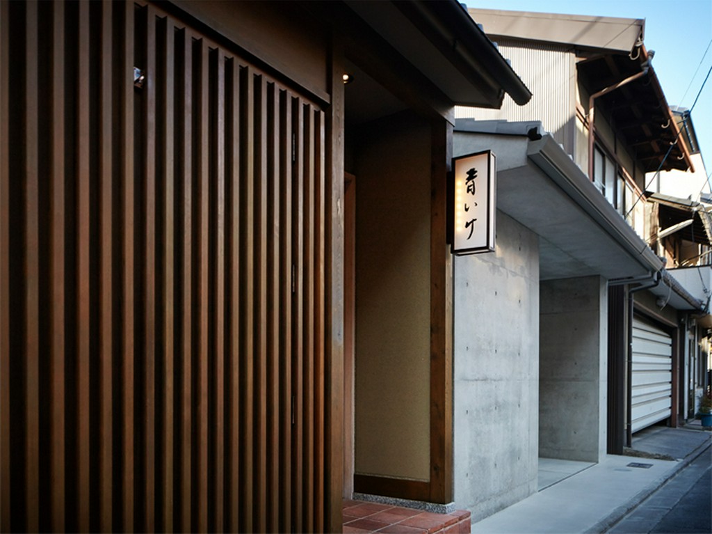 丸太町駅から徒歩3分。フレンチ“なのに”純和風づくりの外観