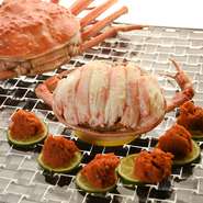 冬には日本海の各産地から『赤い宝石』と称される内子を持つ『特大セイコ蟹』が短い期間だけ入荷されます。外子と内子を溢れんばかりに抱えた蟹は、濃厚な蟹ミソも味わえ、この時期ならではの旨みを堪能できます。