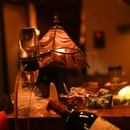 店内に置かれた、和陶・洋陶のアンティークなインテリア。モダンな空間に自然と溶け込み、どこか懐かしい気分にさせてくれます。以前の楽しい出来事に想いを馳せながら、食事を楽しんでみては。