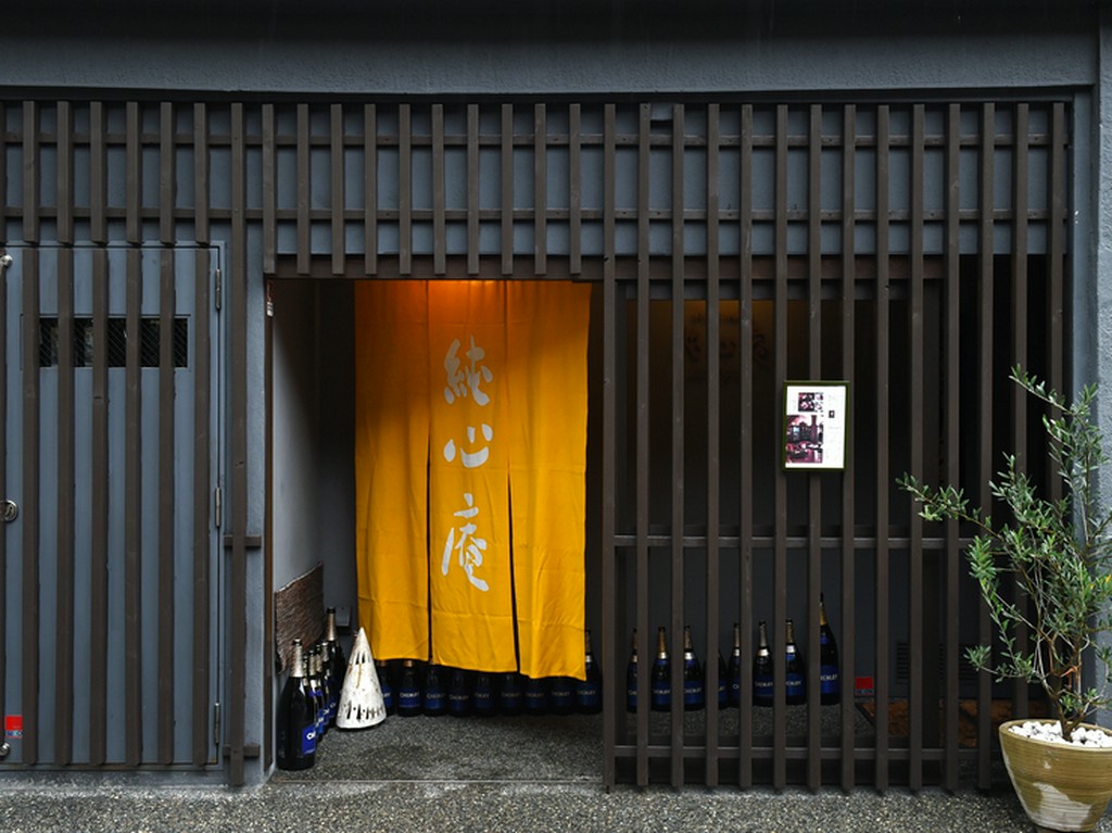 行き交う人々の目を奪う、鮮やかな山吹色の暖簾