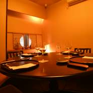 和の情緒を感じられる掘りごたつ席の個室が用意されています。丸窓から眺めることのできる箱庭の美しさは、まるで一枚の絵画のよう。シンプルな内装に華を添えています。