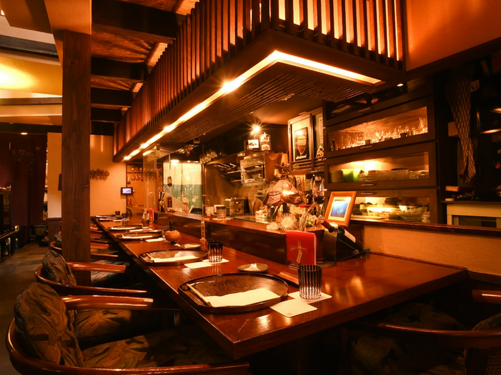 カウンター席ならではの特別な時間を食いしんぼーなふたりで乾杯