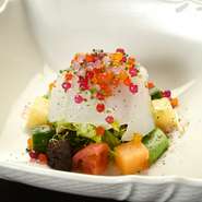 新鮮な魚介と十数種類の野菜や果物で構成された、華やかで宝石箱のようなスペシャルサラダ。ドレシッングはオイルの割合が少なめで身体に優しいヘルシーテイスト。盛り付けの鮮やかさと繊細な味わいに心も躍ります。