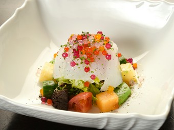 カラフルな彩りと食感の違いを楽しめる『純心庵定番　海鮮紗羅陀』