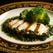 美味しくなるようにと、丁寧に仕込んだ鮑を使用。ソースは、程良く酸味の効いた香ばしいガーリックバターソース。又、時として絶妙な旨みの肝ソースでも。濃厚なソースが、鮑の芳醇な旨味をさらに引き立てています。