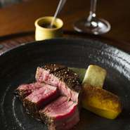 炭火だからこそお肉がふっくらジューシーに。繊細な肉質と奥深い味わいが魅力のステーキを、オリジナルブラウンオニオンでシンプルにいただきます。噛みしめる度に増す肉本来の旨みをあなた自身で体験を。