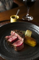 肉の旨みをダイレクトに味わう『黒毛和牛　炭火焼きステーキ』