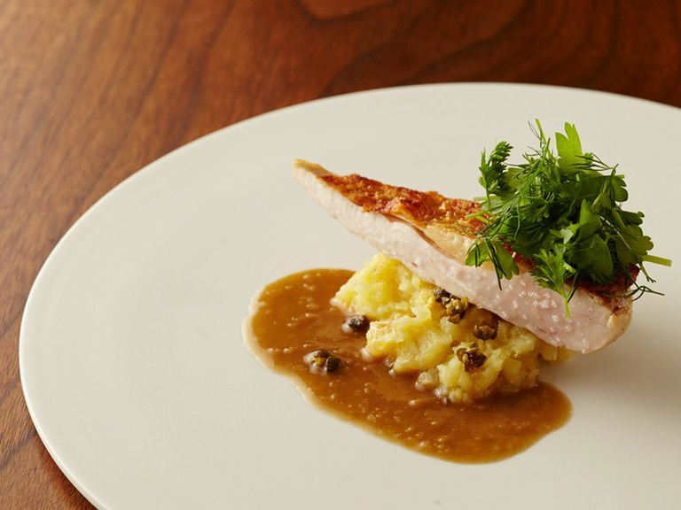 『炭火で焼いたホロホロ鳥とホクホクじゃがいも』