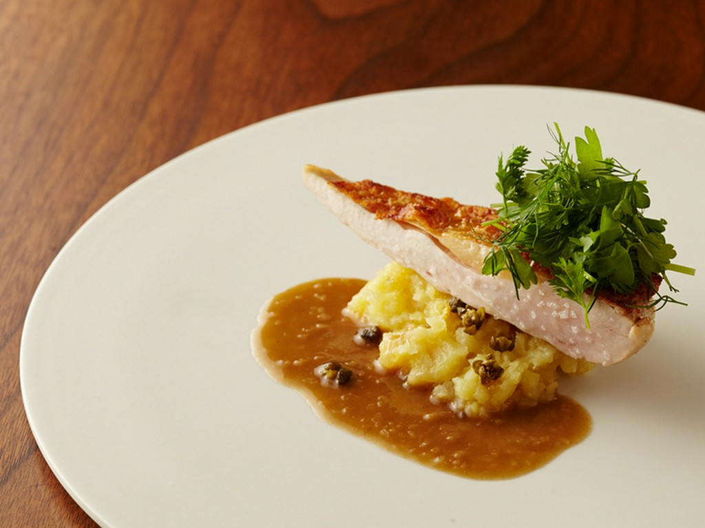 『炭火で焼いたホロホロ鳥とホクホクじゃがいも』