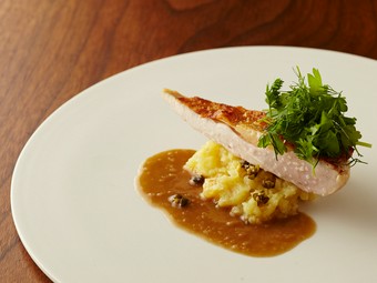 『炭火で焼いたホロホロ鳥とホクホクじゃがいも』