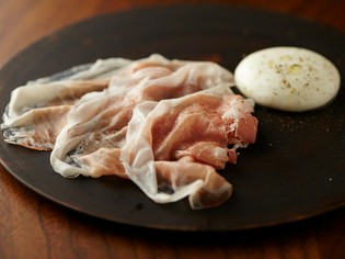 メッセージが詰まった『岐阜産の生ハムと香川産モッツァレラ』