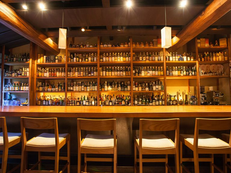壁一面に並ぶボトルの数々。堂々たるバックバー