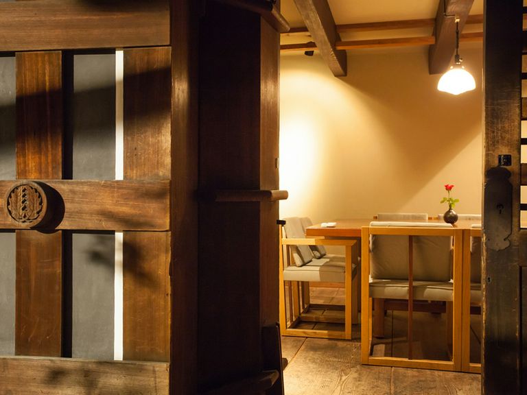 蔵は個室として利用可能。8名様まで座れるテーブルを設置