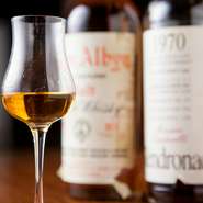 例えば「グレンアルヴィン　1960」。北ハイランド産のシングルモルトウイスキーで、1983年に蒸留所が閉鎖され現在では幻と呼ばれる希有の銘柄。ウィスキー好きにはたまらない一本がここにあります。
