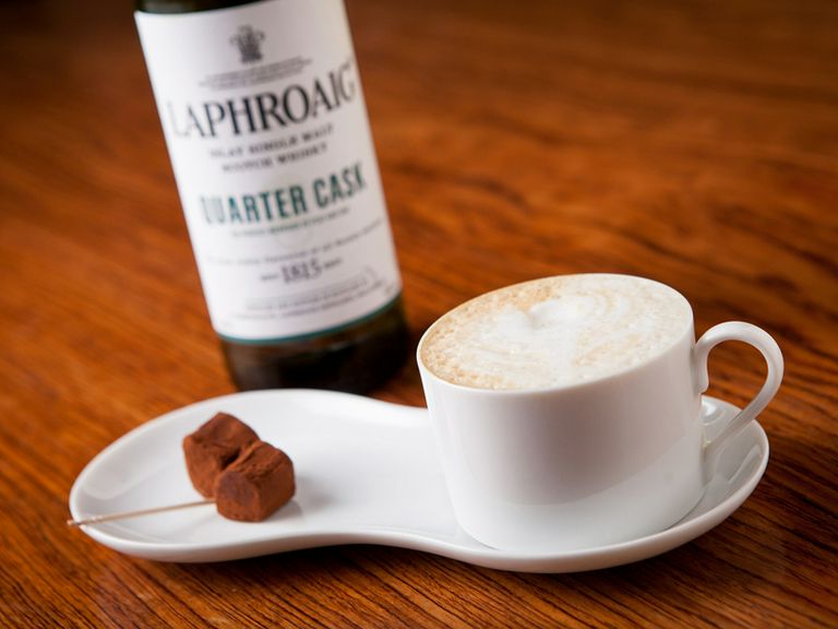 シングルモルトウイスキー「ラフロイグ」にミルクのコクを加えた『アイラカプチーノ』