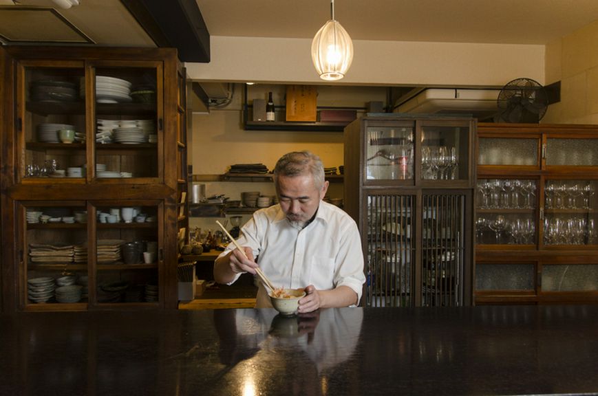 「木・石・紙」をテーマに掲げる店内に、温かみのある空気が漂う
