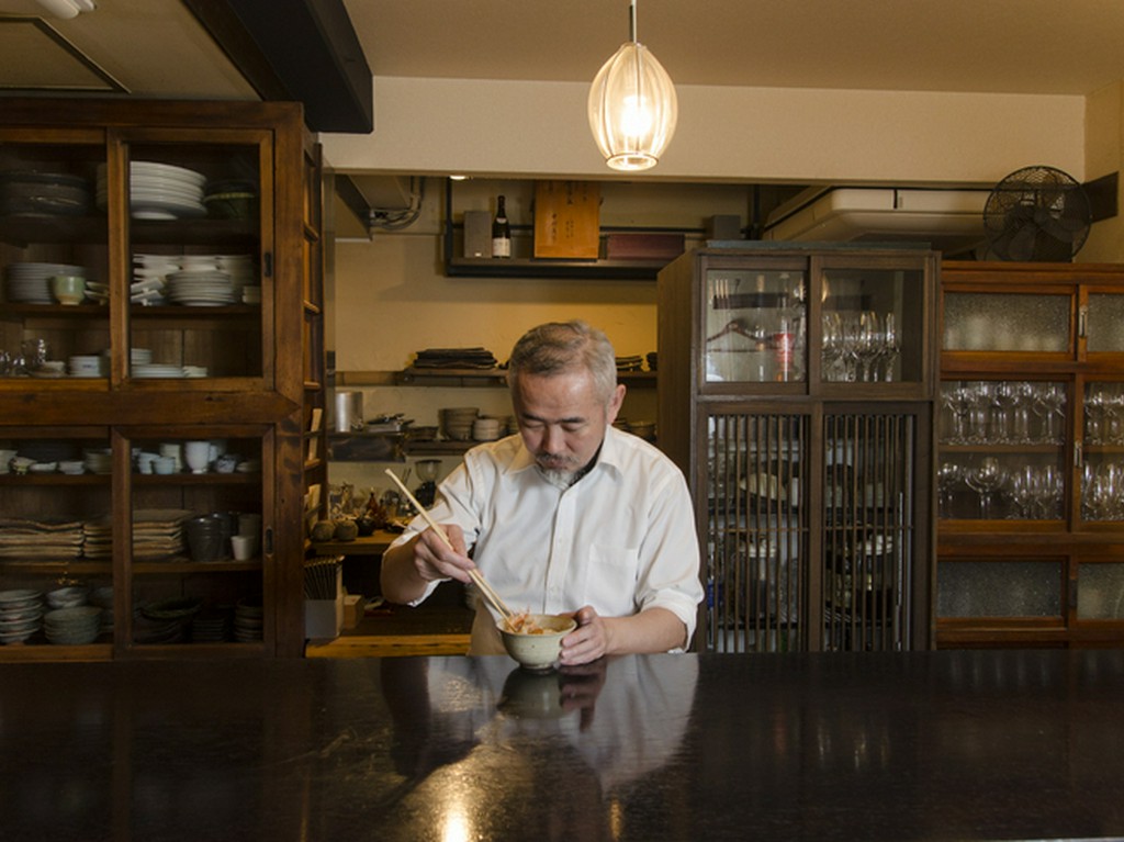 「木・石・紙」をテーマに掲げる店内に、温かみのある空気が漂う