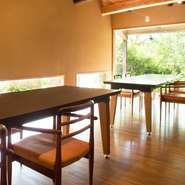 木材の柔らかさに包まれる店内は、吉岡さん自身が考えたデザイン。快適な食事の時間と空間を楽しめることには定評がありますが、美しさだけではなく、料理人の視点から合理的に設計されたこの空間があってこそ。