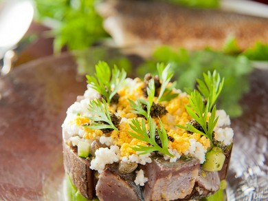 様々なテイストの味で楽しむ『炙り〆さばとアボカドのタルタル』