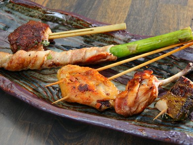 料理人が自ら選んだこだわりの食材を贅沢に使用し、自家製タレを絡めた『鍬焼き串コース』