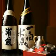 日本酒は、宮城の浦霞や福岡の独楽蔵（こまぐら）など、優れた地酒の「純米酒」を、酒の味をまろやかにする錫の器でご提供。能勢山水の烏龍茶や愛媛の100％みかんジュースなどソフトドリンクにもこだわっています。