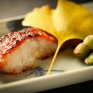 季節により旬の天然魚を用意し、最適な焼き方でご提供します。写真は、『金目鯛西京焼き』。程よく脂の乗ったキンメダイを自家製西京味噌に漬け、ふっくら焼き上げました。絶品です。