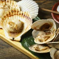 醤油の香ばしさとともにいただく、新鮮な『焼き大ハマグリ』