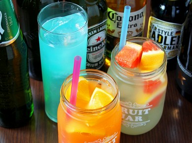 カクテルや、瓶入りのビールでジャンクに楽しむ