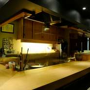檜造りの落ち着いた雰囲気の中で味わう天ぷら中心の和食は、盛り付けも彩り鮮やかで「目」でも楽しめます。会食や仕事の接待などにも利用可能。ランチもディナーも予約がおすすめです。