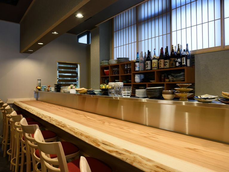 広々とした、白木の一枚板のカウンター席