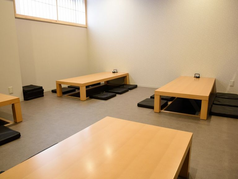 ゆったりと過ごせる掘りごたつ式のテーブル席