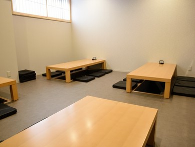 ゆったりと過ごせる掘りごたつ式のテーブル席