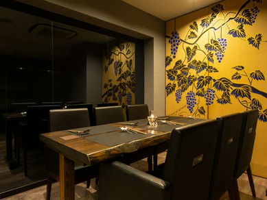 シックな空気に包まれた個室で過ごす、上質な時間