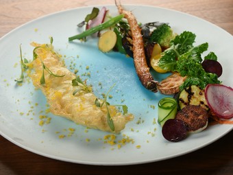 サクサク感が魅力の美しい前菜『舌平目のフリットと季節の野菜』