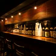 日本酒は常に40～50種類ご用意。まろやかな飲み口の甘口や、キリッとした味わいの辛口まで、幅広い飲み口がそろっています。グラス1杯から注文できるので、料理に合わせたお好きなものをみつけてみては。