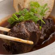 ロールカーテンで仕切れるテーブル席はプライベート空間を演出。大切な方との記念日を祝うのにぴったりです。記念日の席の予約をすれば『デザート盛り』のサービスもあり。特別な時間をいっそう盛り上げてくれます。