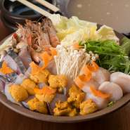 北九州魚市場より直送された新鮮な魚介類を、店の生け簀で保管。うま味がぐっと凝縮した採れたての歯ごたえを楽しむことができます。オコゼやハコの活け造り、スッポンのコースなどを味わってみてください。