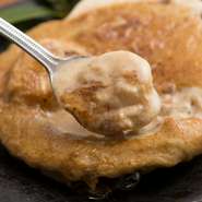 一度食べたらやみつき名物メニュー。ズワイガニの濃厚な味噌を、ホタテと一緒に蟹の甲羅に詰め込んだ逸品。お店で一番人気、リピーターが多い料理です。日本酒によく合います。