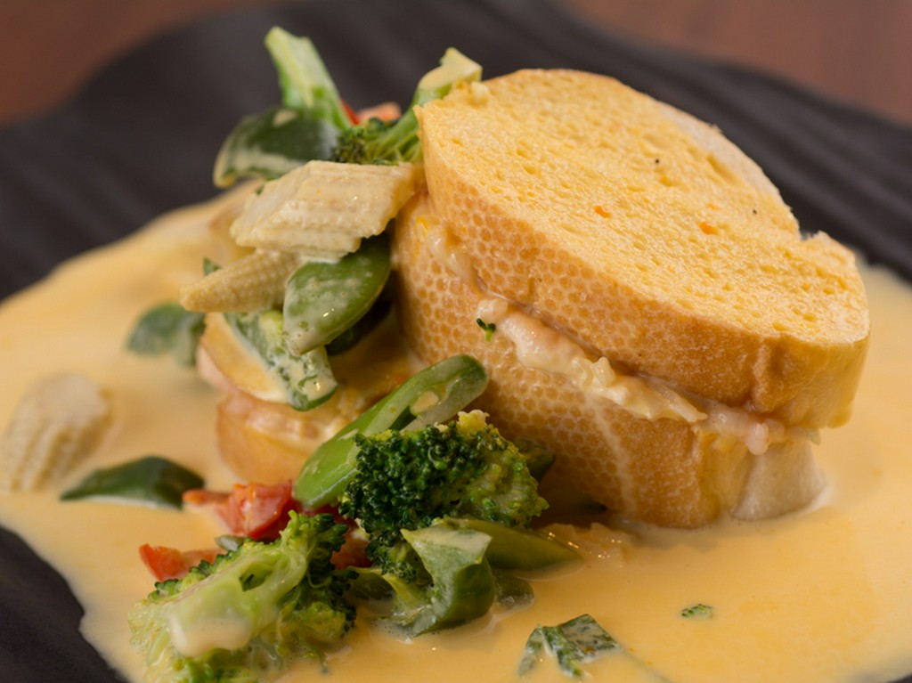 カリッと香ばしいバケットと、ウニのクリームソースが絶品『海老のパンパニック　特選ウニソース』