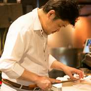 スタッフ一同「目配り、気配り、心配り」をモットーに接客。時間の許す限り、お席へご挨拶しに行ったりお見送りしたりと、お客さまに寄り添うことを心がけています。温かな雰囲気の【真空管】へお越しください。