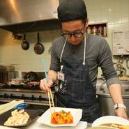 おすすめ料理は毎日違います。鹿肉が入ったり、美味しいパンが入ったりすると、それらを用いて中華風にアレンジ。メニューになくても要望があれば、アドリブを効かせてその料理を出せるようにしています。