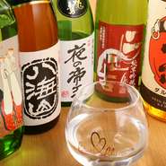 日本各地の選りすぐりの「日本酒」を取り揃えています。基本的には中華料理に合うもので、甘口やすっきりとした味わいが多数。おすすめも週替わりなので、「今日は何を飲もうかな」楽しみに来る常連客も。