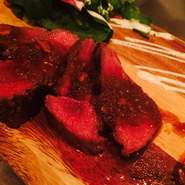 極厚なお肉に特製のたれが…なんとも言えない。数量限定なので是非