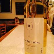 ＊こちら反響が良すぎて店主が毎日仕入れている一本　コシヒカリ100％を使った日本酒にワイン酵母が入っている。　香りは日本酒で味は白ワインという良くできたお酒です。是非一度試しに来てみてください。