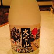 ＊こちら日本酒ではなく米焼酎なのですが、こちら北海道の酒好適米の「吟風」100％使った、とてもナイスなお酒です。度数も25℃と高めですが、香りは純米の香りで口当たりがとても優しく、